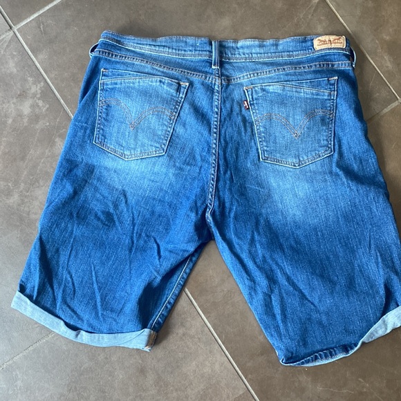 woman's Levi's Bermuda jean shorts size 16 - Picture 4 of 4